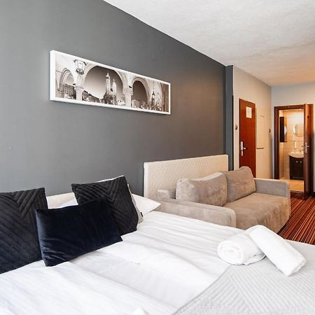 Hotel Delta Краков Экстерьер фото
