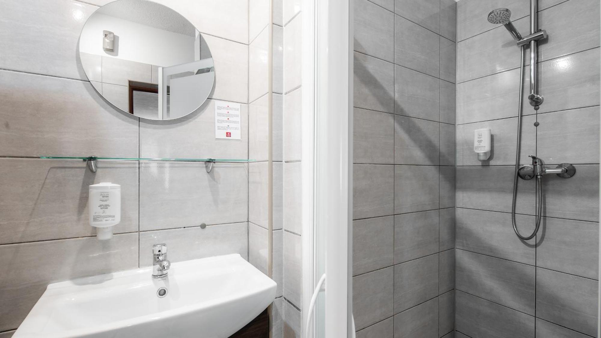 Hotel Delta Краков Экстерьер фото